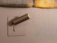 Lackierte Metallstrahler am Kopfende des Lounge-Outlet-Sommier-Bettes