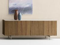 Abstraktes modernes Sideboard aus Holz und Metall mit Rahmen aus Nussbaum Natur