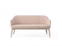 Sophos modernes Sofa mit Holzbeinen, geeignet für elegante Wohn- und professionelle Loungebereiche
