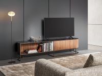 Design-TV-Ständer mit gerillten Holztüren Dune. Version mit Rahmen und Platte in Bronze lackiert, passend zu den Lattenrost-Fronten in Nussbaum Canaletto