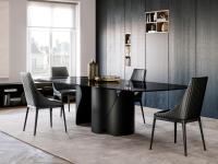 Elegantes Esszimmer mit Lora-Stühlen und Torquay-Tisch ganz in Schwarz: gesteppter schwarzer Ledersitz mit vertikalen Streifen und schwarz gebeizte Eschenbeine