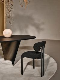 Mailea Stuhl in schwarzer Ausführung aus Bouclé-Stoff und mattschwarzem Metall