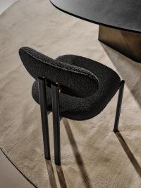 Mailea Stuhl mit gepolstertem Sitz und Rückenlehne und asymmetrischem 4-Fuß-Metallgestell