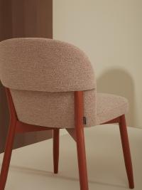 Moderner Stuhl mit Polsterung aus Sophos-Stoff und matt lackierten Beinen aus Buche