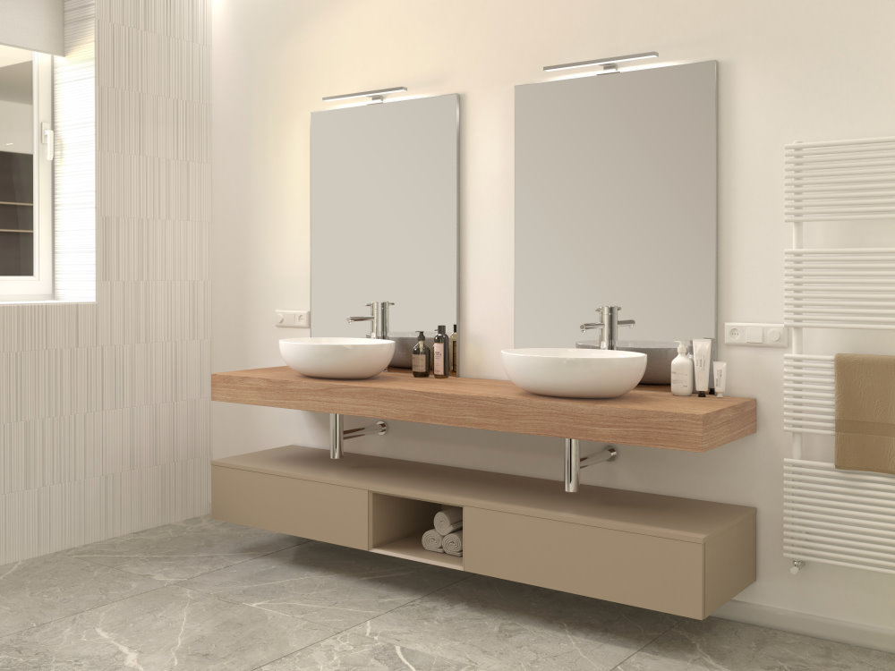 Visuale del bagno padronale en suite con mobile a doppia vasca e due specchiere