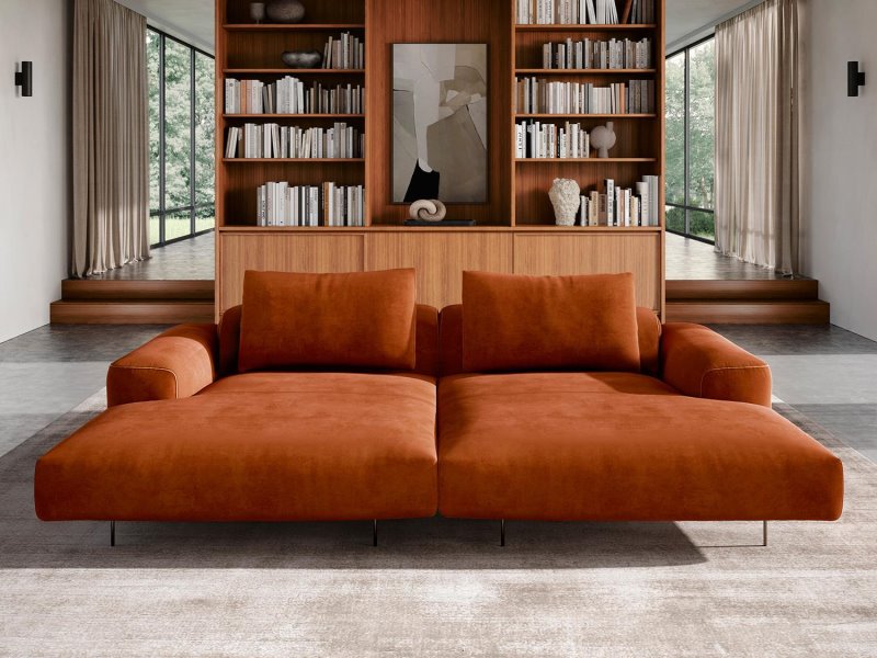 Salotto con grande divano arancione | Biarritz
