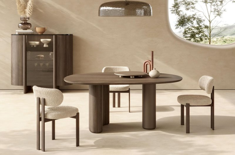 Soggiorno classico elegante con mobili in legno e sedie rivestite in tessuto bouclé | Mailea